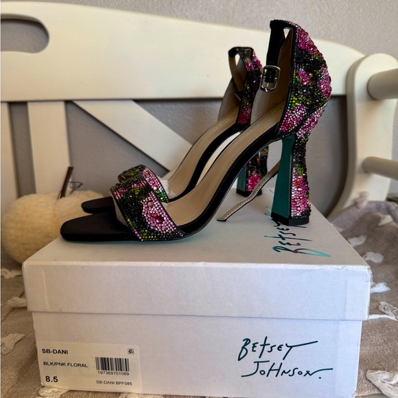 Beautiful Betsy Johnson Dani sandals! New! In original box! - Picture 5 of 6